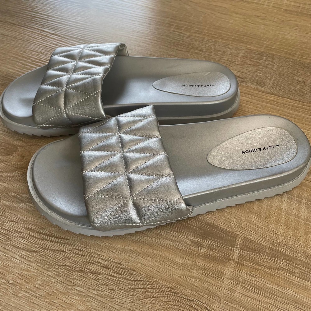 14th & Union Slide Sandals Size 8